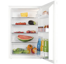 Geöffneter Kühlschrank gefüllt mit Lebensmitteln wie Käse, Tomaten, Aubergine, Paprika, Gurken, Wassermelone und Getränken