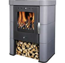 Kaminofen mit Holzfach und brennendem Feuer