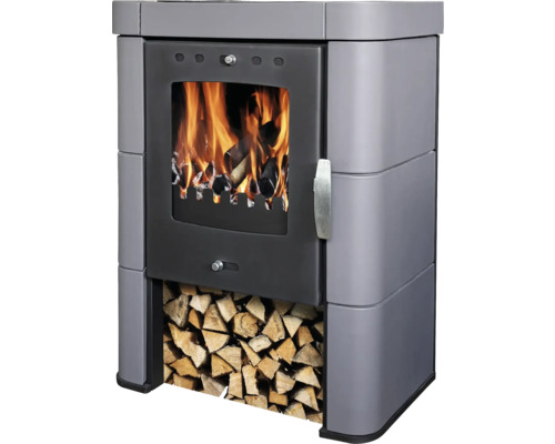 Kaminofen mit Holzfach und brennendem Feuer