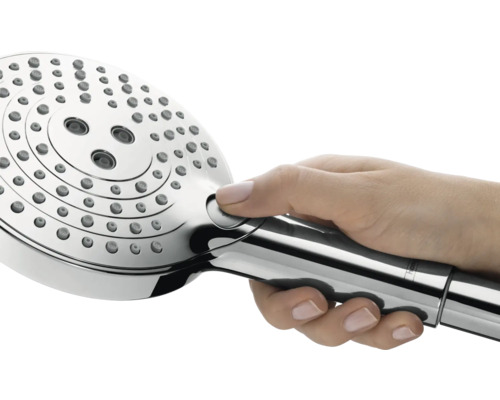 Handbrause aus Metall mit Bedienknopf in der Hand
