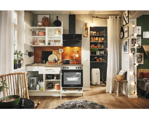 Helle Küche mit Küchenschränken, Herd, Dunstabzugshaube und Regalen in einem Raum mit Dekorationen.