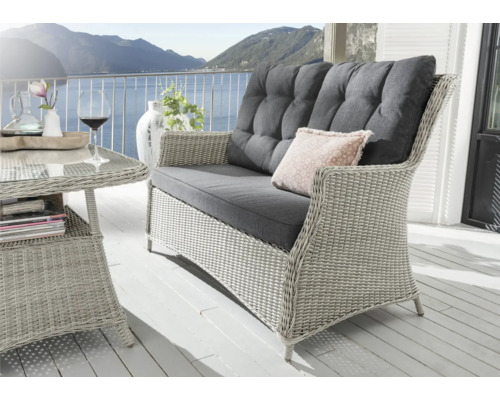 Gartensofa Destiny Casa vintage weiß, Polyrattan + Aluminium, inkl. Auflagen Szene mit Rattansofa, Tisch und Dekoration auf einer Terrasse mit Bergblick
