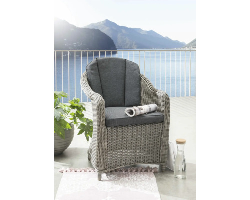 Gartensessel Destiny Malaga II vintage grau, Polyrattan + Aluminium, inkl. Auflagen Geflochtener Sessel mit grauen Polstern auf Balkon mit Aussicht