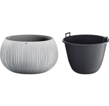 Blumentopf und Mörtelkübel im Bild.