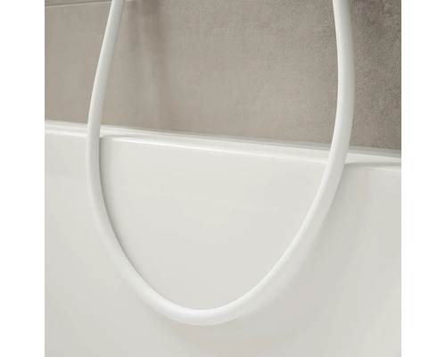 Detailansicht einer Badewanne mit Duschschlauch