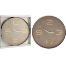 Wanduhr mit Ziffernblatt in Verpackung