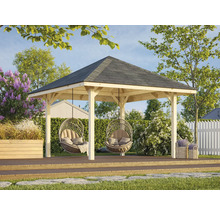 Holzpavillon mit zwei Hängesesseln auf einer Terrasse in einem Garten.