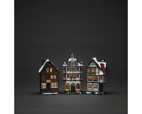 LED Szenerie Konstsmide Weihnachtshäuser 3 tlg. 6 LEDs Lichtfarbe bernstein batteriebetrieben inkl. 6 Stunden Timer Drei dekorative, beleuchtete Häuser im Fachwerkstil mit Schnee auf den Dächern als Weihnachtsdekoration.