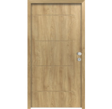 Holztür mit horizontalen Rillen und Türbeschlägen