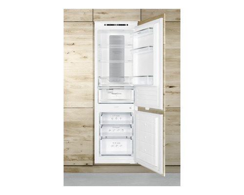 Geöffneter Einbaukühlschrank mit Fächern und Schubladen