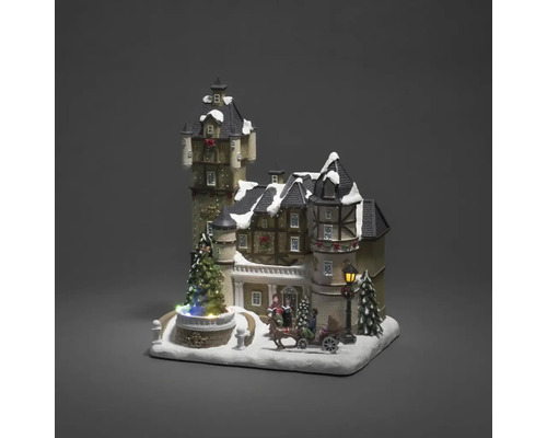 LED Szenerie Konstsmide Weihnachtshaus mit rotierendem Weihnachtsbaum H 31 cm 6 LEDs Lichtfarbe RGB batteriebetrieben Dekorative Weihnachtslandschaft mit beleuchtetem Schloss, Figuren und Pferdeschlitten.