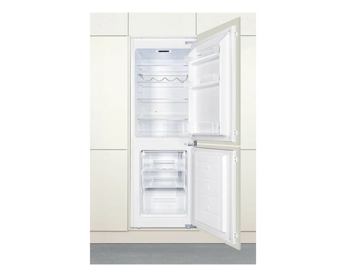 Geöffneter Einbaukühlschrank mit Gefrierfach und Fächern