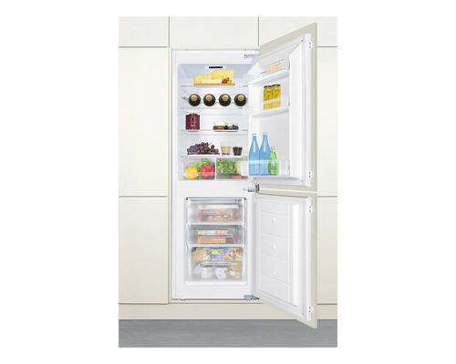 Geöffneter Einbaukühlschrank mit Lebensmitteln