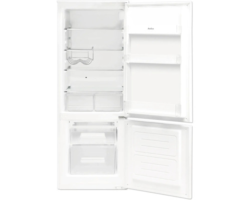 Geöffneter Kühlschrank mit Regalen und Fächern