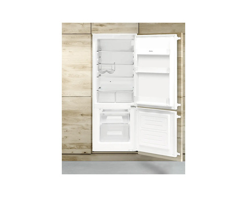 Geöffneter, weißer Amica Kühlschrank mit Fächern und Schubladen