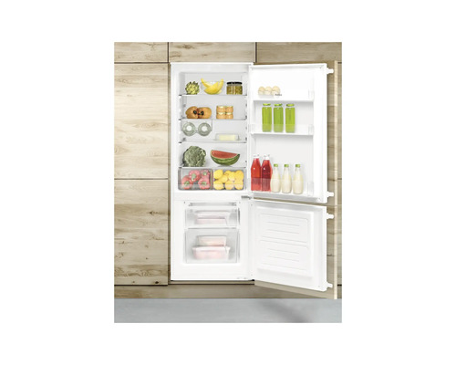 Offener Kühlschrank gefüllt mit Lebensmitteln