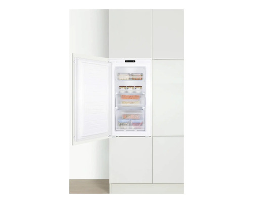 Eingebauter Gefrierschrank mit offener Tür in einer weißen Küchenzeile.