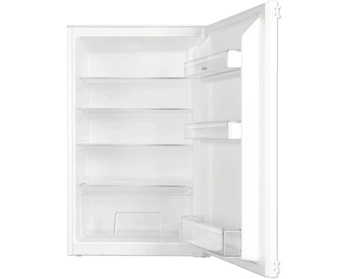 Geöffneter Kühlschrank mit Regalen der Marke Amica