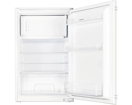 Geöffneter Kühlschrank mit Regalen und Fächern.