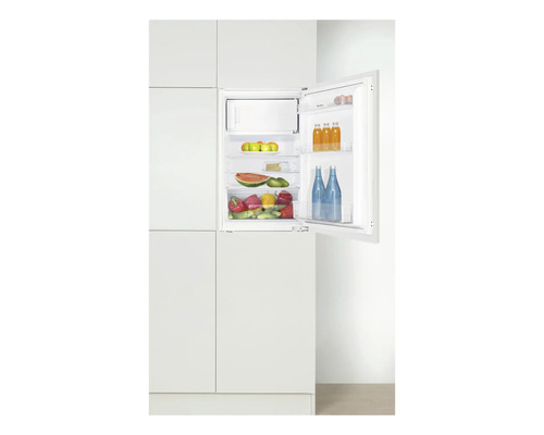 Eingebauter Kühlschrank mit geöffneter Tür und Lebensmitteln