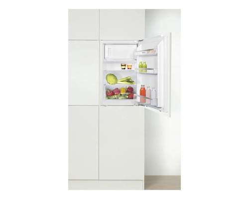 Eingebauter Kühlschrank mit geöffneter Tür und Lebensmitteln