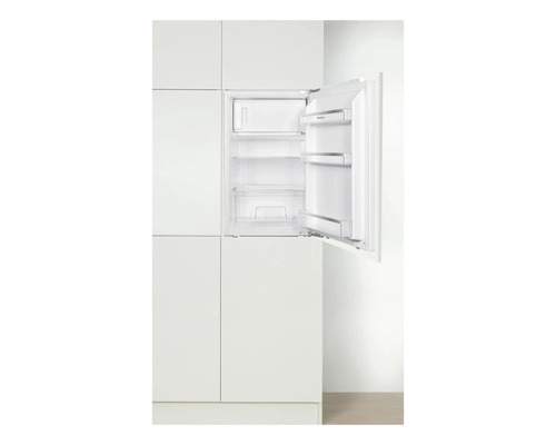 Eingebauter Kühlschrank mit offener Tür.