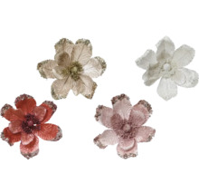 Dekorative Kunstblumen mit glitzernden Akzenten