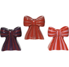 Drei gestreifte Kerzenständer in Schleifenform