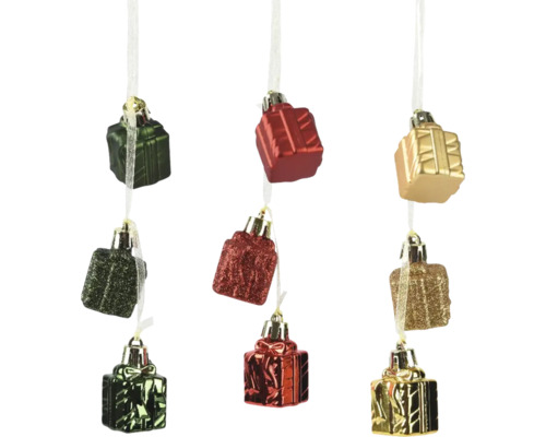 Neun Geschenkboxen als Christbaumschmuck an Bändern