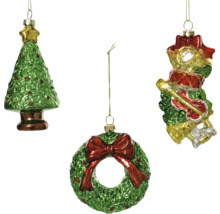 Drei hängende Christbaumkugeln in Form eines Weihnachtsbaums, eines Kranzes und eines Musikers mit Instrumenten.