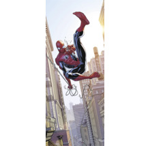 Comicbild von Spider-Man, der sich durch eine Stadt schwingt