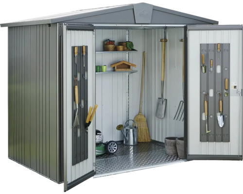 Geräteschuppen mit Regalen und Werkzeugen