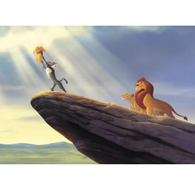 Szene aus dem Film Der König der Löwen mit Rafiki, Simba, Mufasa und Sarabi auf einem Felsen
