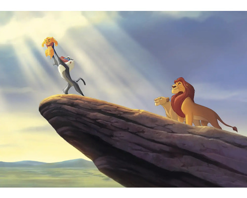 Szene aus dem Film Der König der Löwen mit Rafiki, Simba, Mufasa und Sarabi auf einem Felsen