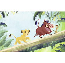Illustration von Simba, Pumbaa und Timon aus Der König der Löwen, die auf einem Baumstamm laufen.