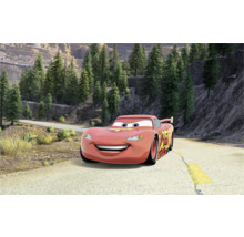Lightning McQueen Auto auf einer Bergstraße