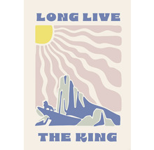 Illustration mit der Aufschrift ''Long Live The King'', einer Felsformation und einem Löwen