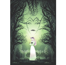 Illustration einer Frau, die eine Rose hält, in einem Wald mit einem Gesicht aus Bäumen.