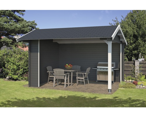 Holz Gartenhaus mit Grill und Gartenmöbeln auf Rasen