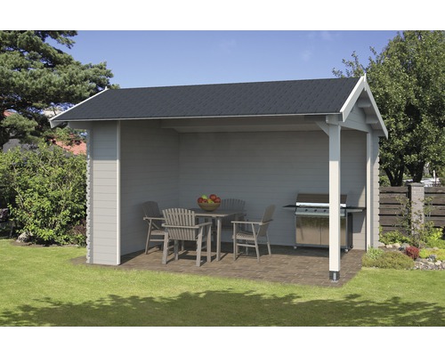 Garten Szene mit Holz Gartenhaus, Gartentisch, Gartenstühlen und Grill.