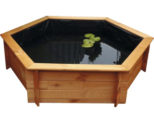 Sechseckiger Gartenteich aus Holz mit schwarzer Teichfolie und Seerosenblättern.