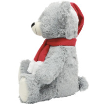 Grauer Plüschbär mit Weihnachtsmütze und Schal