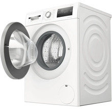 Weiße Bosch Waschmaschine mit geöffneter Tür