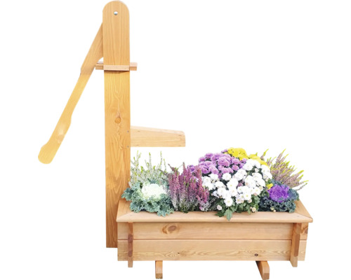 Holzblumenkasten mit Zierbrunnen und Blumen