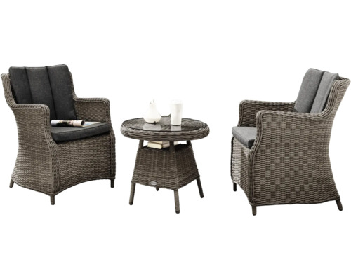 Gartenset mit zwei Rattansesseln und einem Tisch mit Glasplatte