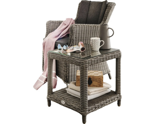 Rattan Sessel mit Beistelltisch und Dekoration