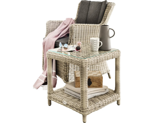 Geflochtener Sessel und Beistelltisch mit Glasplatte, Ablage und Accessoires