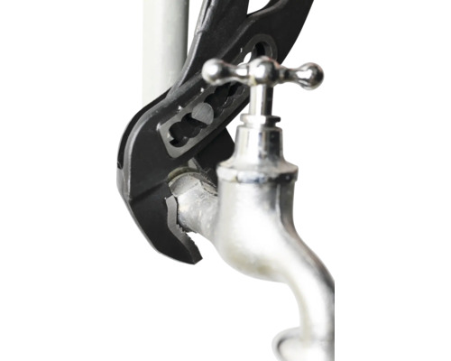 Wasserpumpenzange an einem Wasserhahn