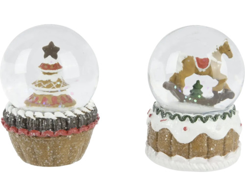Zwei Schneekugeln mit Weihnachtsbaum und Schaukelpferd auf einem Sockel