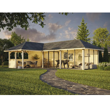 Holzpavillon mit Grill, Esstisch, Sesseln und Glasschiebetüren im Garten